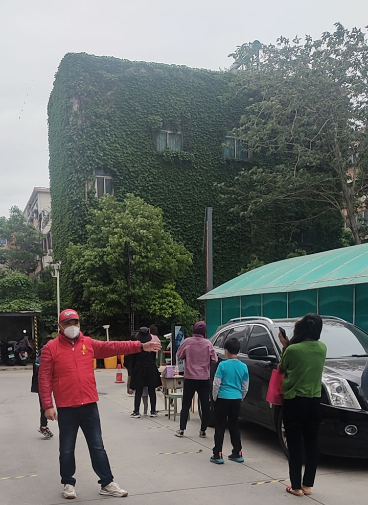 【疫情防控】 敢于担当 勇于奉献——盐城商会积极助力郑州核酸检测志愿服务(图4) 陈永明协助社区核酸检测工作.jpg