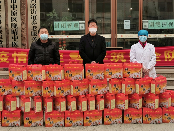 温州商会企业家祝福老人们“柿柿如意”---300斤爱心柿饼送到郑州晚晴养老服务中心(图1) 9b69677b40b1d367e890360fba71bc9.jpg