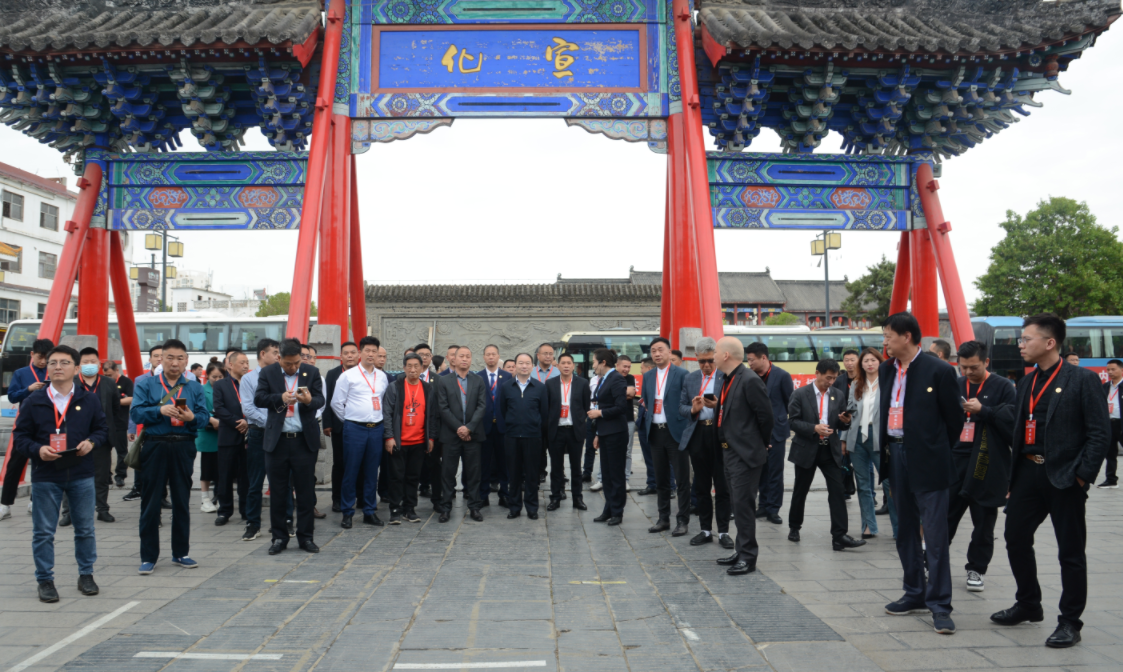 赴县衙感受官德文化 受教益深化清廉商会建设---郑州市温州商会组织企业家参观内乡县衙(图1) 华轩.png