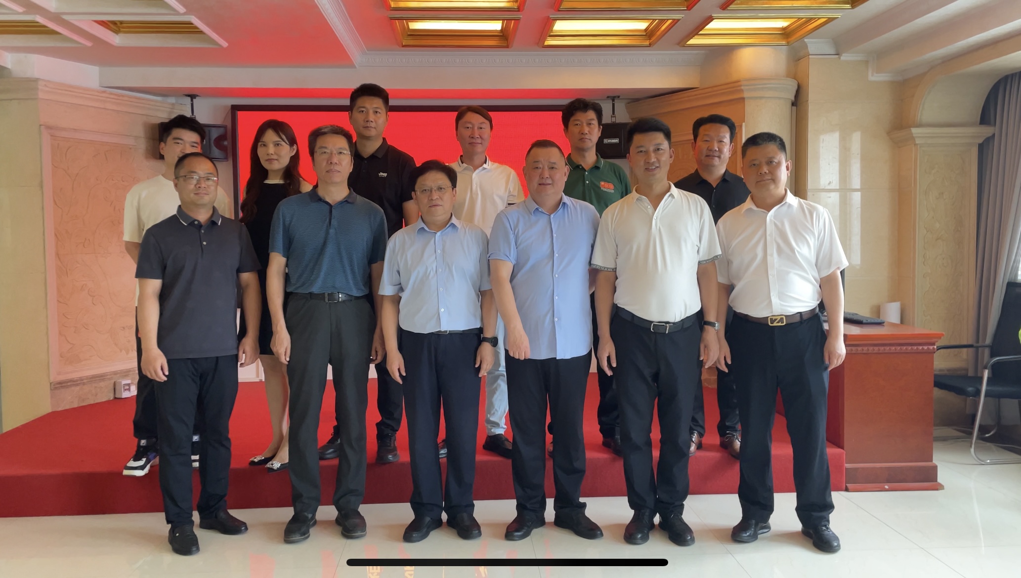 许昌市政府驻郑办及郑州市温州商会、晋江商会走访郑州市襄城商会(图1) 128-230G41Q00NG.jpg