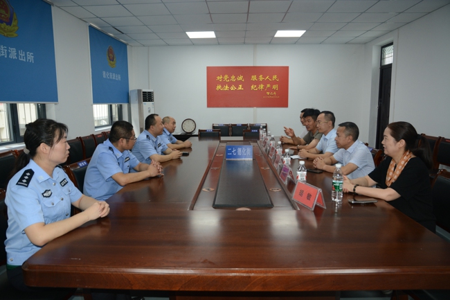 郑州市温州商会慰问德化街派出所一线干警(图1) 郑州市温州商会慰问德化街派出所一线干警(图1)