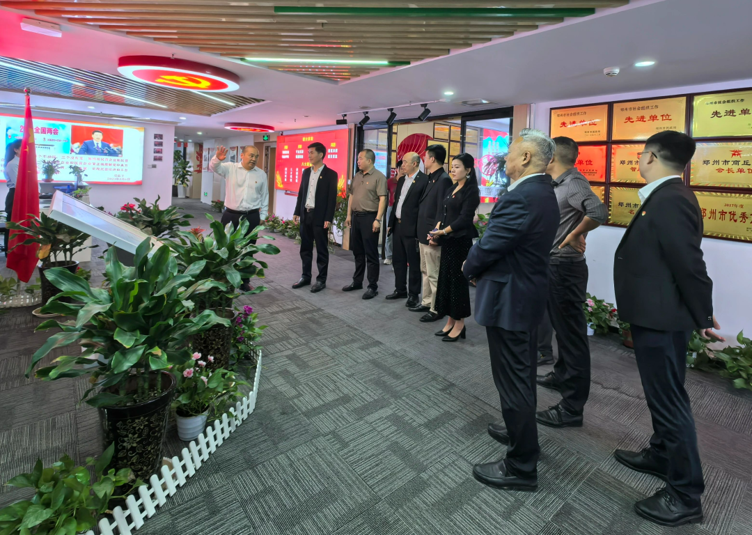 赤心向党映国庆 感恩祖国启新程——郑州市商丘商会&郑州市山东商会庆祝中华人民共和国成立 75 周年暨友好商会签约仪式成功举办(图2) 赤心向党映国庆 感恩祖国启新程——郑州市商丘商会&郑州市山东商会庆祝中华人民共和国成立 75 周年暨友好商会签约仪式成功举办(图2)