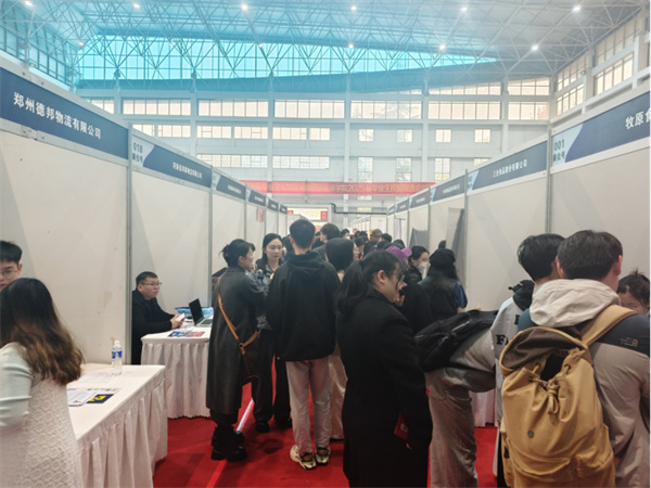 市工商联等十部门联合举办校园双选会(图2) 市工商联等十部门联合举办校园双选会346.jpg