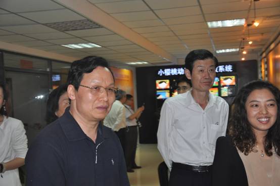 全国工商联副主席谢经荣一行赴我市高新区考察(图2) 全国工商联副主席谢经荣一行赴我市高新区考察(图2)