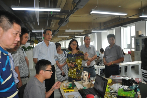 工商联界别市政协委员到金鹏信息参观考察(图2) 工商联界别市政协委员到金鹏信息参观考察(图2)