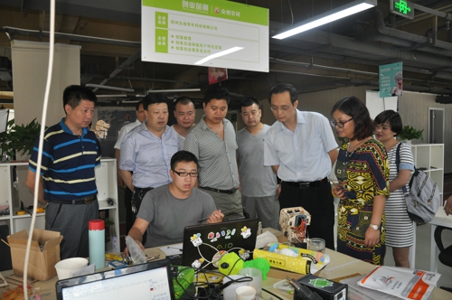 工商联界别市政协委员到金鹏信息参观考察(图3) 工商联界别市政协委员到金鹏信息参观考察(图3)