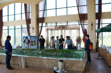 金水区工商联走进“香漫湖庄园”参观考察(图1) 金水区工商联走进“香漫湖庄园”参观考察(图1)