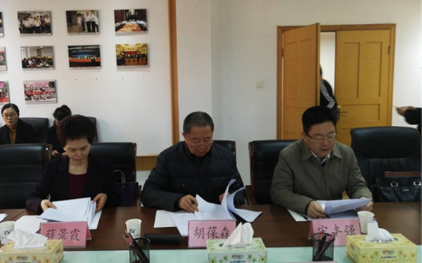 郑州市组织非公经济代表人士集体学习全国工商联十二大精神(图2) 郑州市组织非公经济代表人士集体学习全国工商联十二大精神(图2)