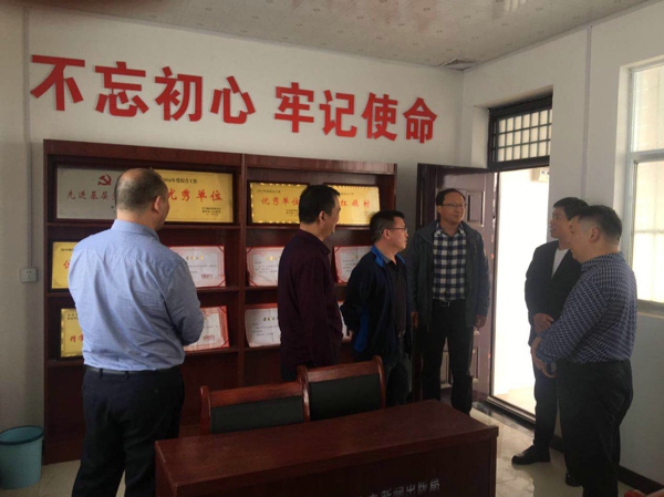 市工商联领导李金勇一行赴宋窑村调研扶贫工作(图1) 市工商联领导李金勇一行赴宋窑村调研扶贫工作(图1)