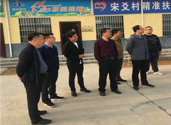 市工商联领导李金勇一行赴宋窑村调研扶贫工作(图2) 市工商联领导李金勇一行赴宋窑村调研扶贫工作(图2)