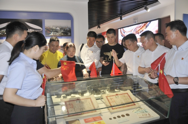 郑州温州商会赴二七纪念馆开展“不忘初心,牢记使命”主题教育党日活动(图1) 郑州温州商会赴二七纪念馆开展“不忘初心,牢记使命”主题教育党日活动(图1)