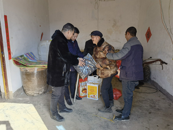 伟德体育直播开奖入口深入登封市颍阳镇宋窑村开展春节送温暖慰问活动(图4) 伟德体育直播开奖入口深入登封市颍阳镇宋窑村开展春节送温暖慰问活动(图4)