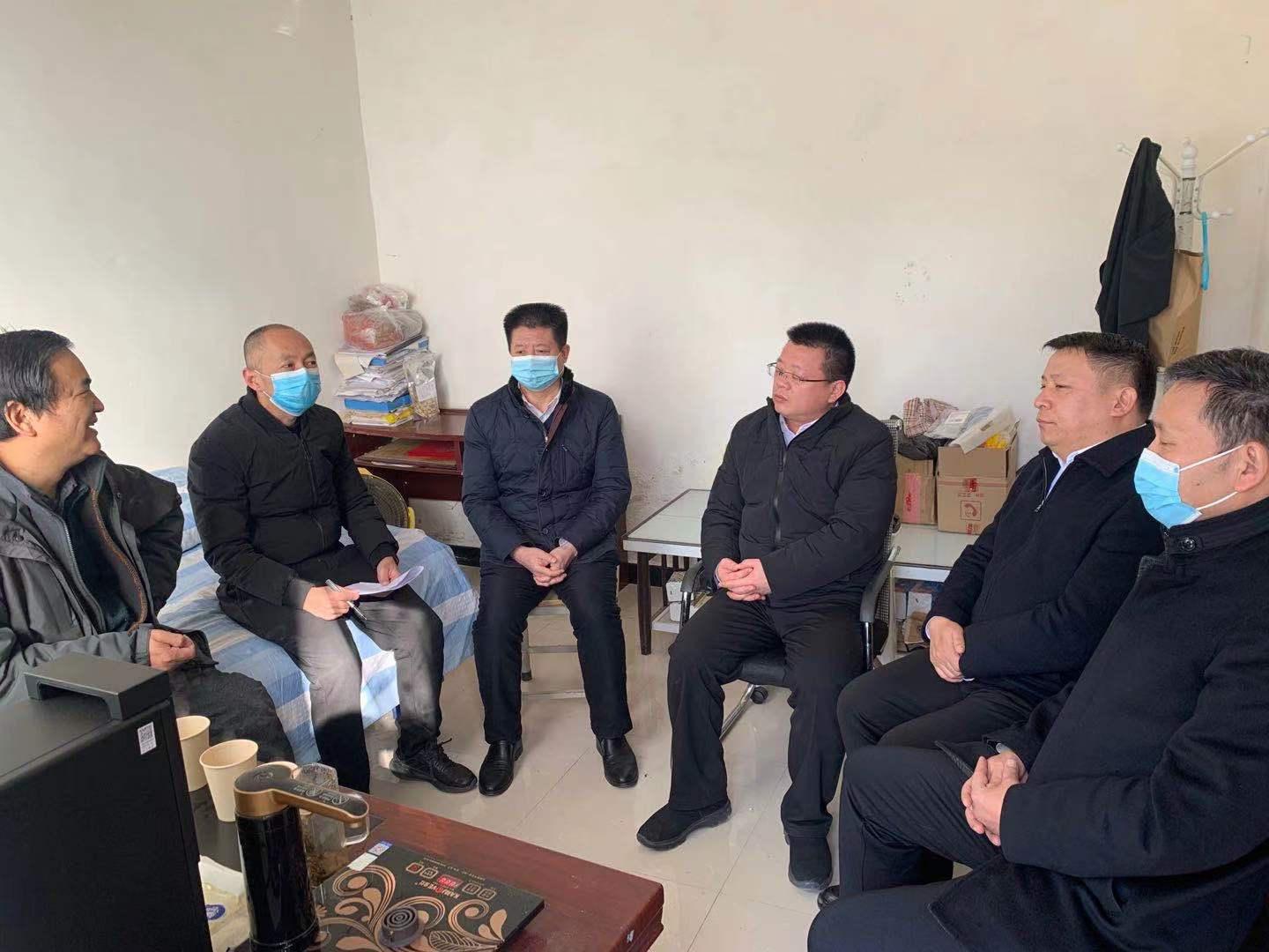 伟德体育直播开奖入口深入登封市颍阳镇宋窑村开展春节送温暖慰问活动(图2) 伟德体育直播开奖入口深入登封市颍阳镇宋窑村开展春节送温暖慰问活动(图2)