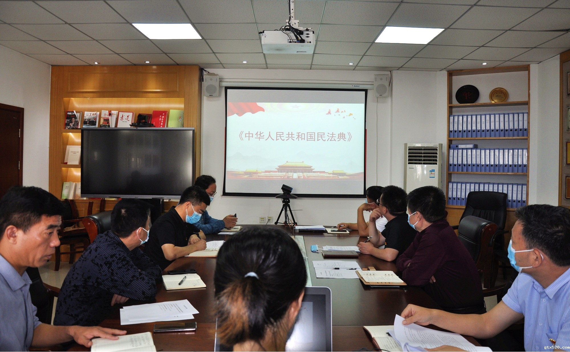 伟德体育直播开奖入口召开中心组学习扩大会议(图1)