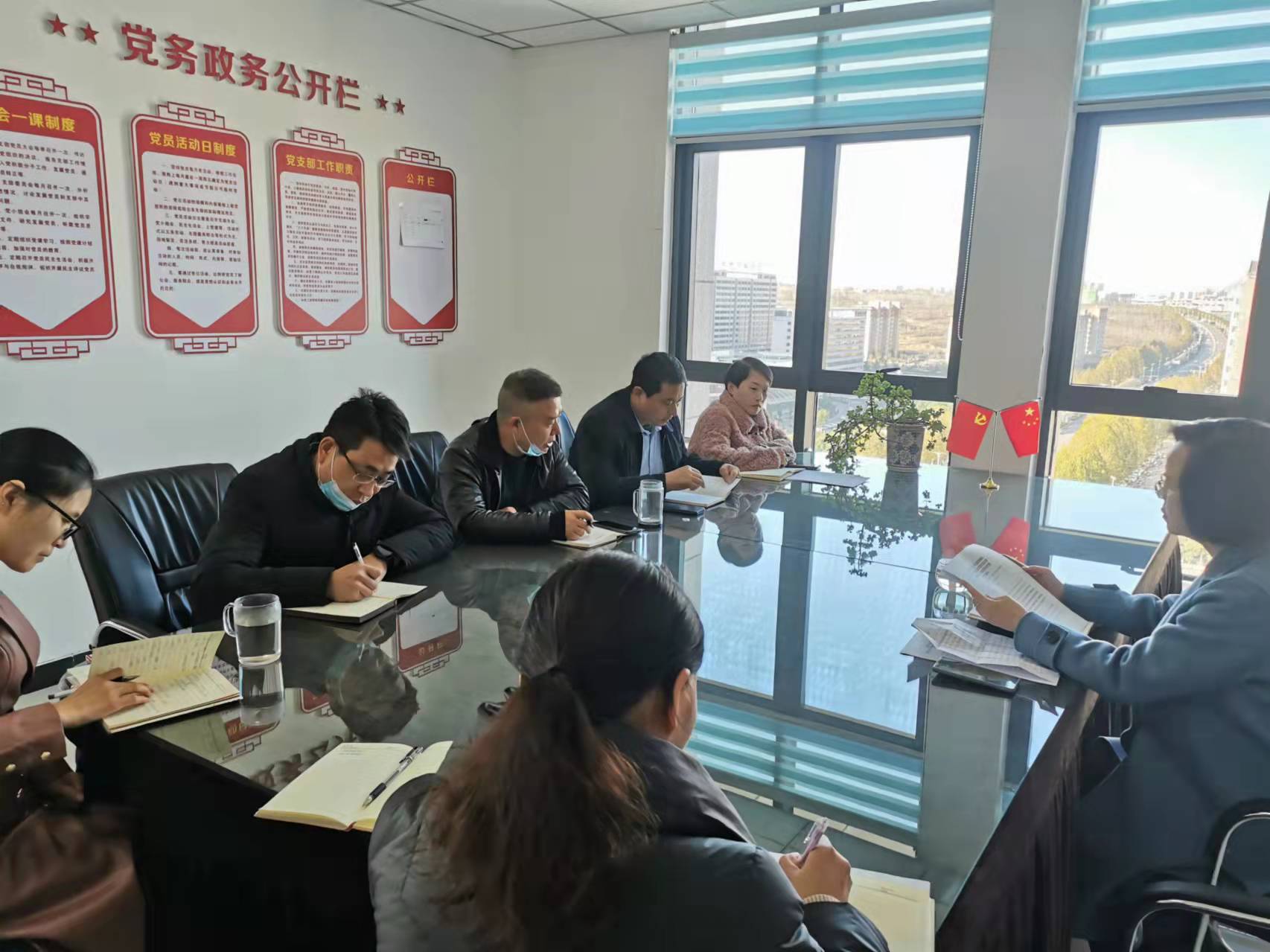 登封市工商联集中学习贯彻河南省第十一次党代会精神(图1)