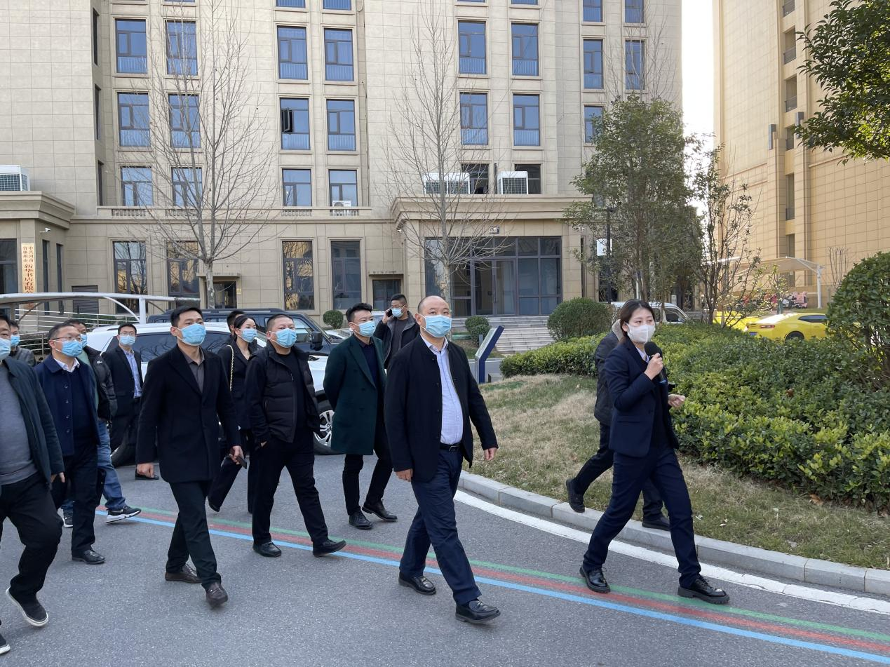 太行山巅缅前人伟绩，红旗渠畔谋当世宏图             (图3)