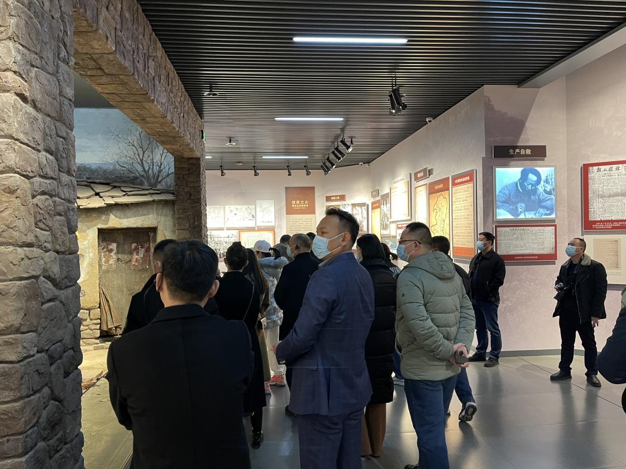 太行山巅缅前人伟绩，红旗渠畔谋当世宏图             (图5)