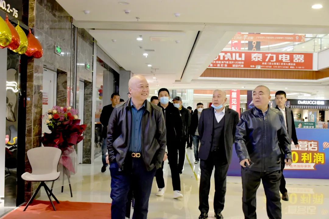 郑州市家居装饰设计商会一行前往鸿辉参观考察 郑州市家居装饰设计商会一行前往鸿辉参观考察