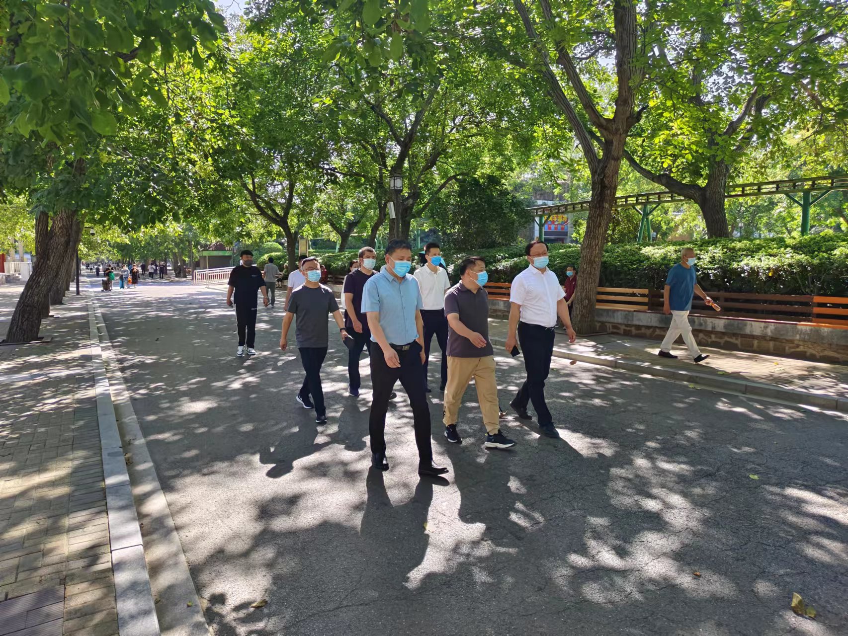 伟德体育直播开奖入口组织“我运动、我健康”健步走跳绳活动(图1) 234962710.jpg