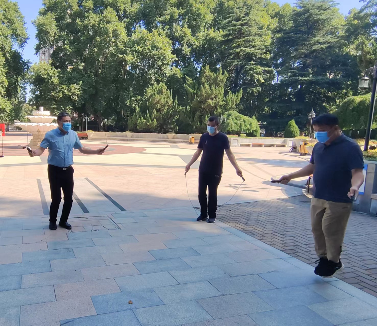 伟德体育直播开奖入口组织“我运动、我健康”健步走跳绳活动(图2) 904519453.jpg