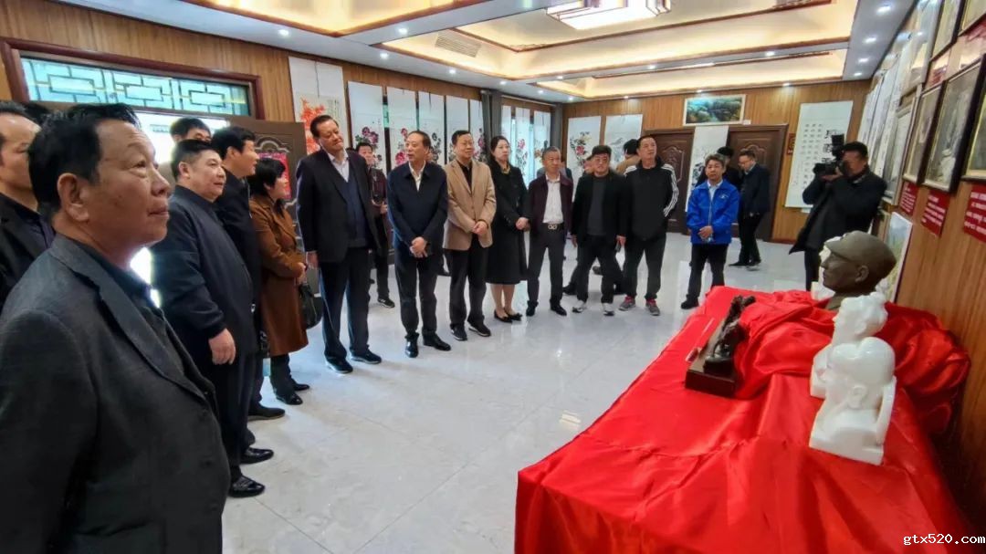 清明祭英烈 忠魂传万年----中共郑州市镇平商会党支部举办彭雪枫将军祭奠活动(图6)
