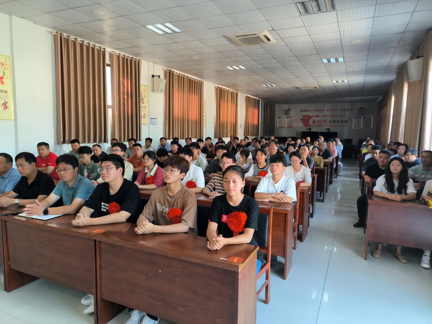 郑州延津商会魏邱籍会员回乡捐资助学(图2) a61ab1abf538eddf99c37bf2482dc33(1).jpg