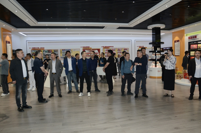 郑州市温州商会赴九豫全食品有限公司考察交流(图2) 微信图片_20240416094248.jpg