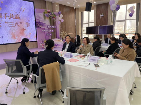 登封市工商联开展“魅力巾帼 携手共赢”政银企共庆“三八”节联谊活动379.jpg