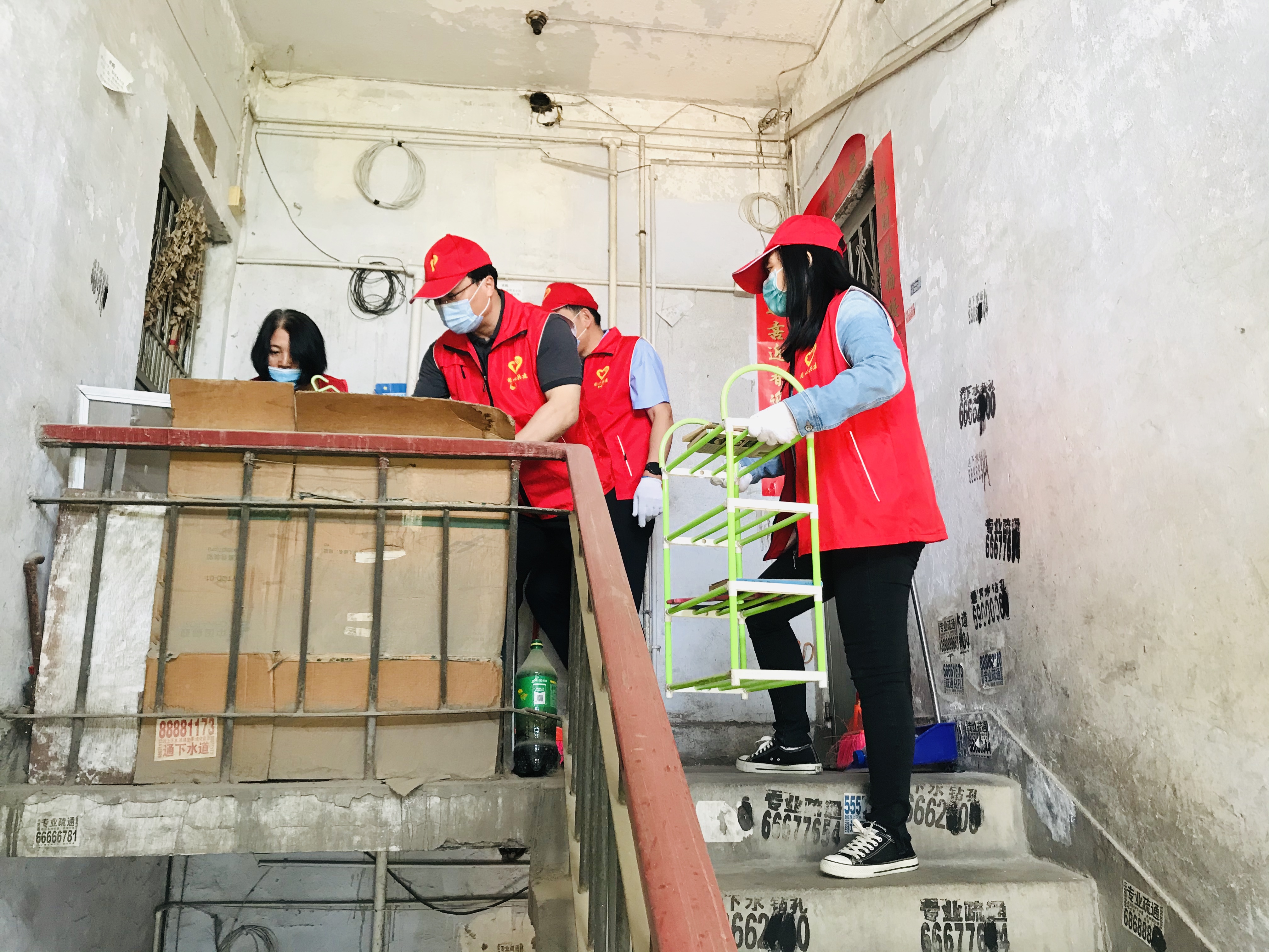 党派工商联支部开展社区志愿服务活动(图1)