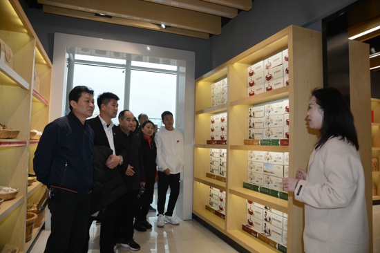 郑州市温州商会参观裴寨新村(图1)