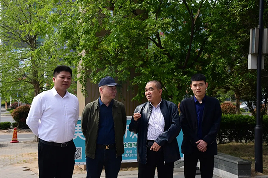 郑州市家居装饰设计商会考察团莅临鸿辉进行交流考察(图1)