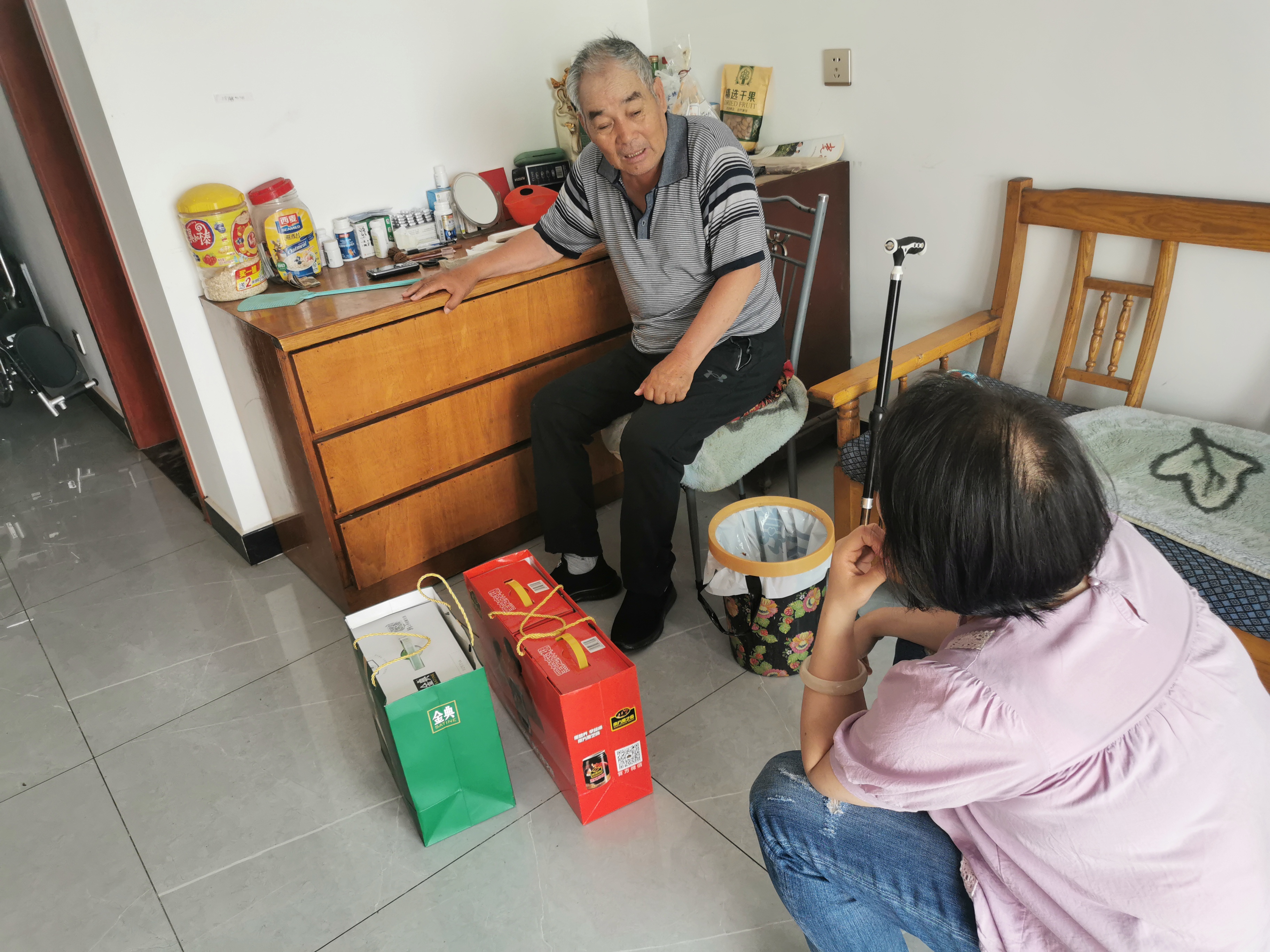 迎七一  送关怀——登封市工商联开展七一前夕走访慰问活动(图1)