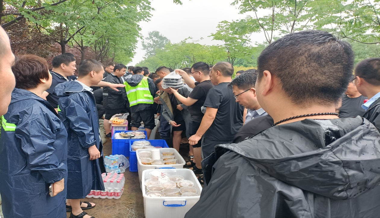 洪灾无情 大爱无疆——中牟县工商联与民营企业积极投身抗洪抢险(图2)