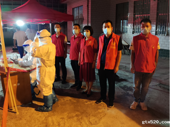 荥阳市工商联：让党旗在防疫一线高高飘扬(图1)