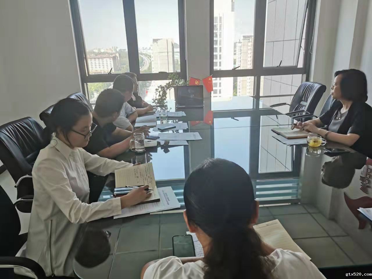 登封市工商联组织机关干部观看豫剧《情满合欢寨》(图1)