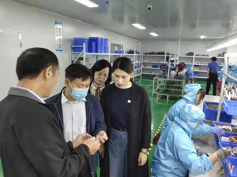 登封市委常委、统战部长、市委办主任何聪道调研民营企业(图1)