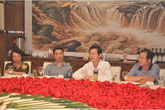 伟德体育直播开奖入口召开主席、会长座谈会(图2) 伟德体育直播开奖入口召开主席、会长座谈会(图2)