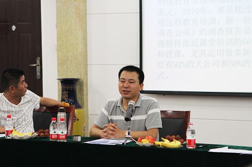 伟德体育直播开奖入口钢铁贸易会长黄涛要求会员企业扎实有效开展理想信念教育实践活动(图1)