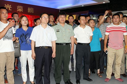 伟德体育直播开奖入口钢铁贸易商会组织民营企业家走进高炮部队和官兵面对面交流理想信念(图2)