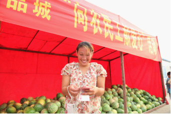 二七区嵩山路办事处携手企业献爱心(图2)