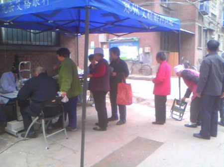 金水区经八路建文社区组织辖区非公企业、统战人士开展社区义诊活动(图1)