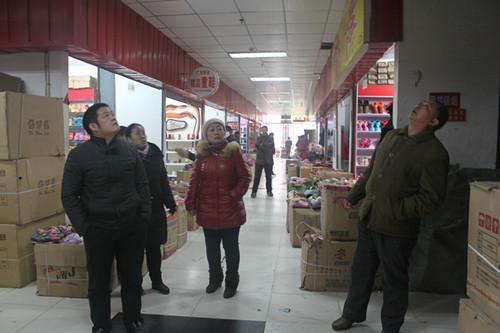 二七区京广路街道社区第一书记检查批发市场消防安全(图1)