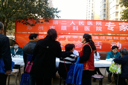 二七区长江路街道联合辖区企业开展健康义诊活动(图1)