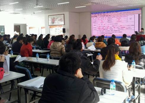 金水区丰产路街道召开劳动及社保政策宣传培训会(图1)