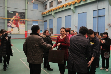二七区工商联举办羽毛球友谊赛(图1)