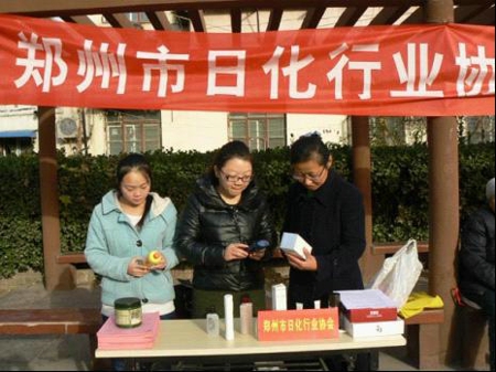 二七区嵩山路街道非公企业举办“进社区宣讲化妆品真假常识”活动(图1)