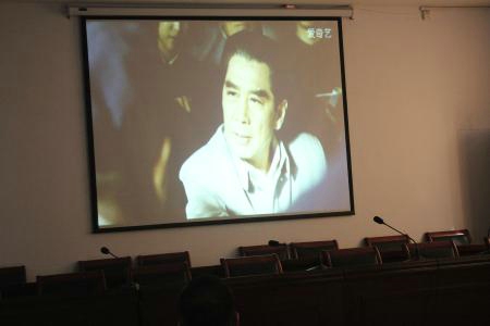 二七区嵩山路街道组织辖区非公企业代表观看电影《周恩来的四个昼夜》(图1)