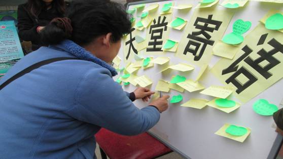 金水区积极组织辖区公共单位举行清明节广场宣传活动(图1)