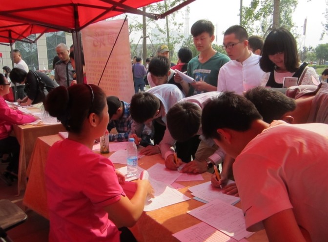 中原区举办“汇聚中原 精彩就业”大型招聘会(图3)