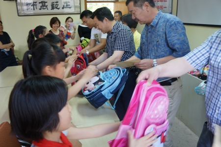 二七区五里堡街道走访慰问辖区贫困学生(图1)